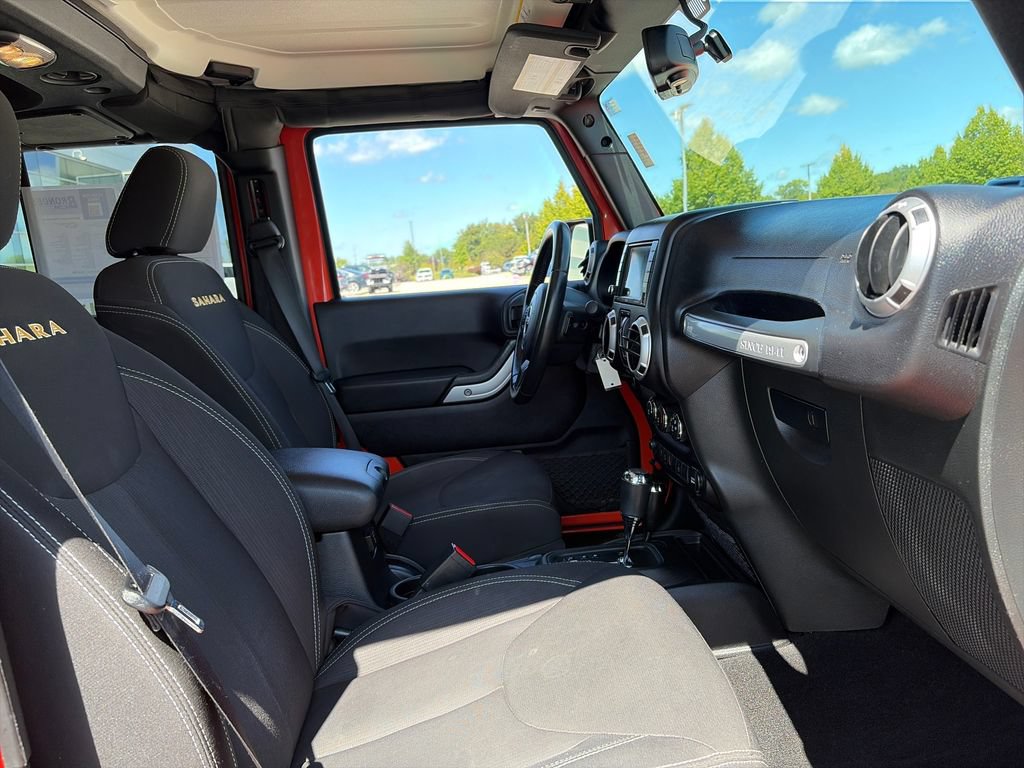 Used 2015 Jeep Wrangler Unlimited Sahara w/ Connectivity Group AWD/4WD image 12