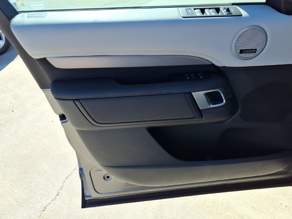Used 2024 Land Rover Discovery Dynamic SE AWD/4WD image 15