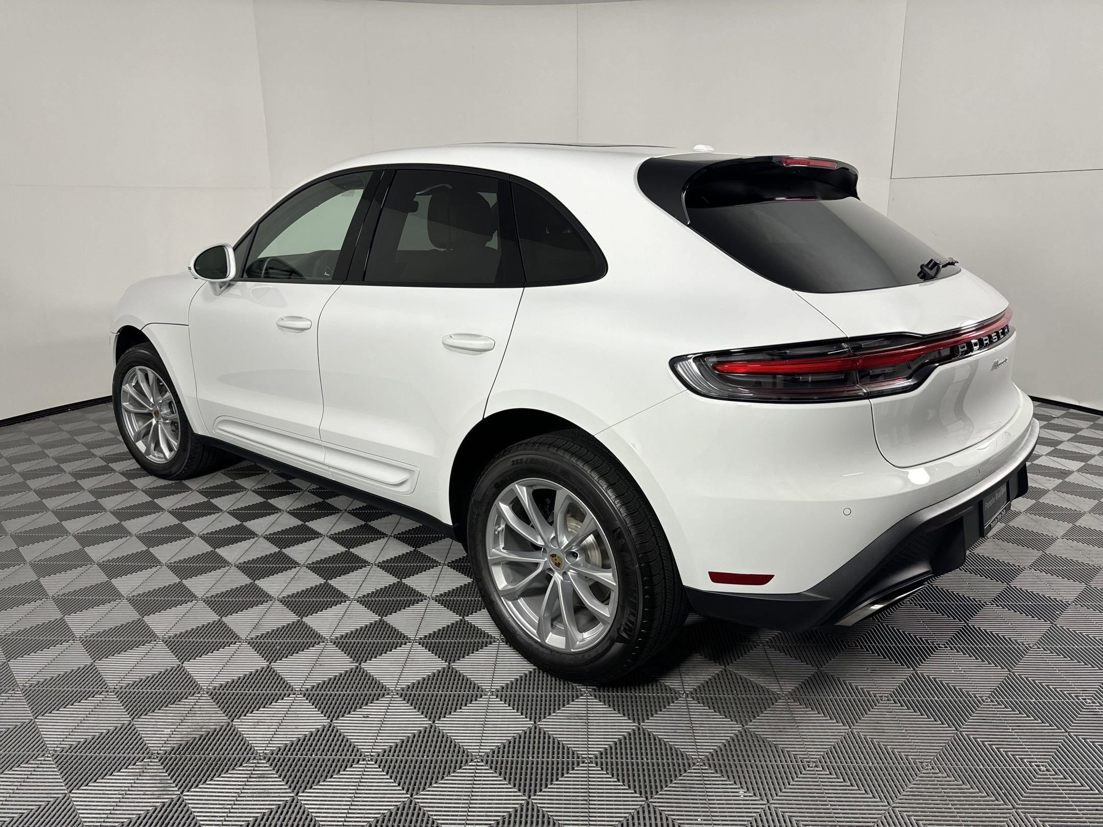 Certified 2025 Porsche Macan image 3