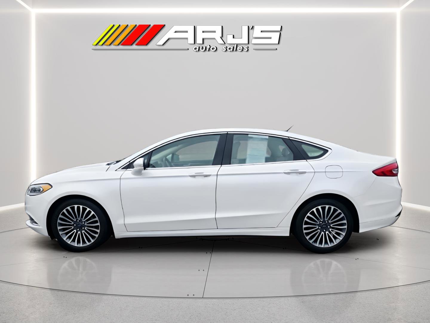 Used 2018 Ford Fusion SE w/ Fusion SE Technology Package FWD image 2