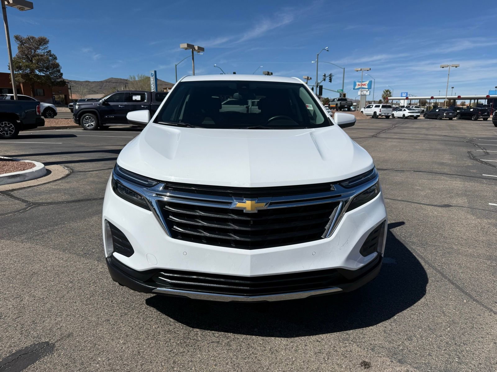 Used 2024 Chevrolet Equinox LT image 2