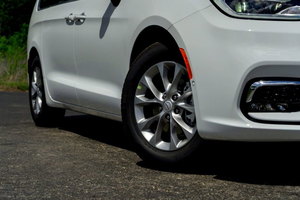 New 2026 Chrysler Pacifica Limited FWD image 3