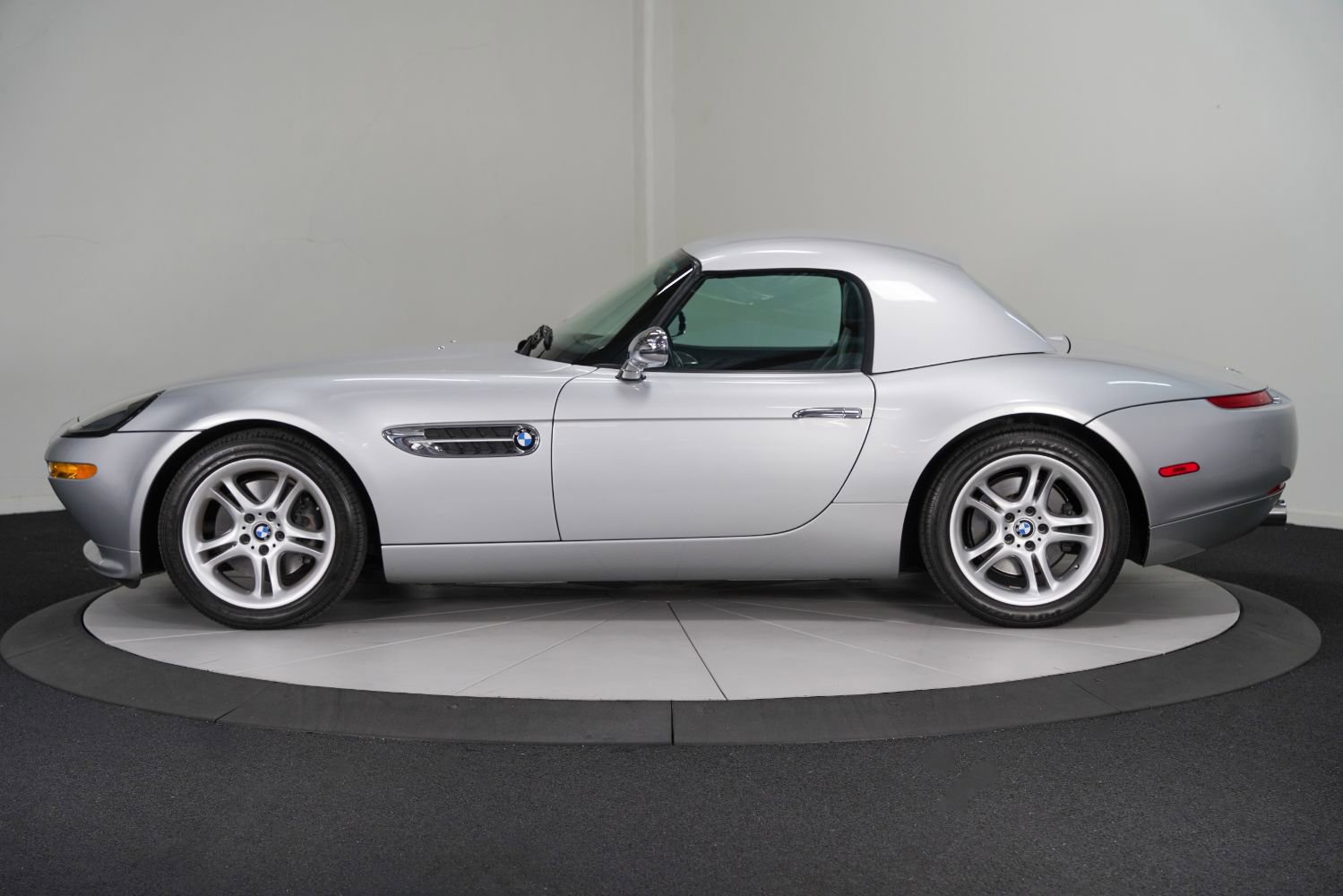 Used 2001 BMW Z8 RWD image 7