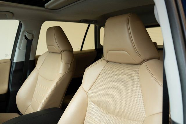 Used 2019 Toyota RAV4 Limited w/ Cold Weather Package image 18