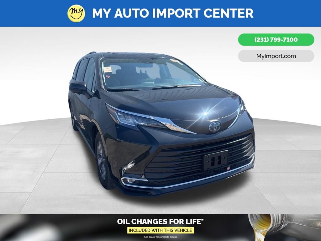 Used 2023 Toyota Sienna XLE image 1
