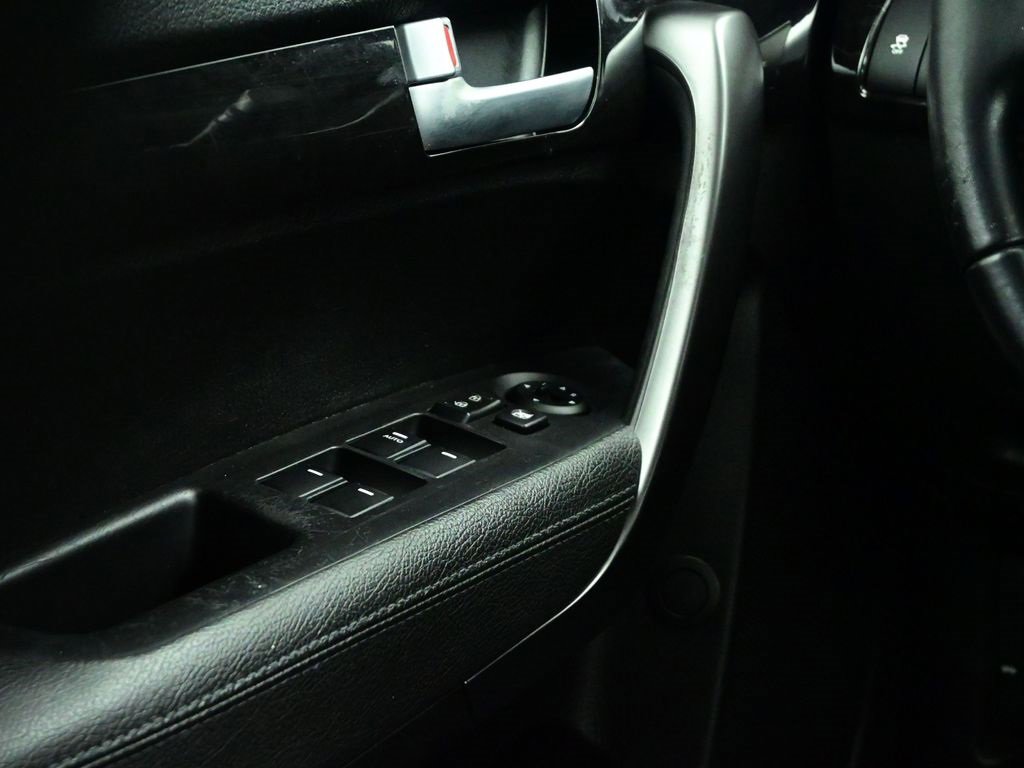 Used 2015 Kia Sorento LX image 9