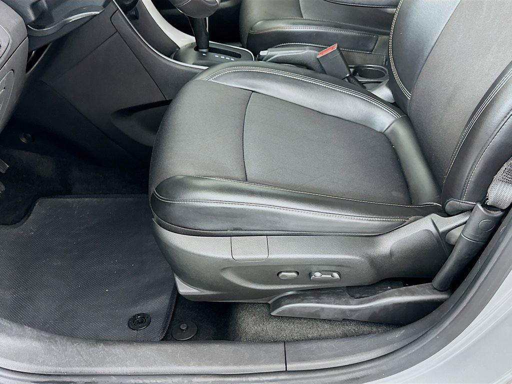 Used 2021 Chevrolet Trax LT w/ LT Convenience Package image 19