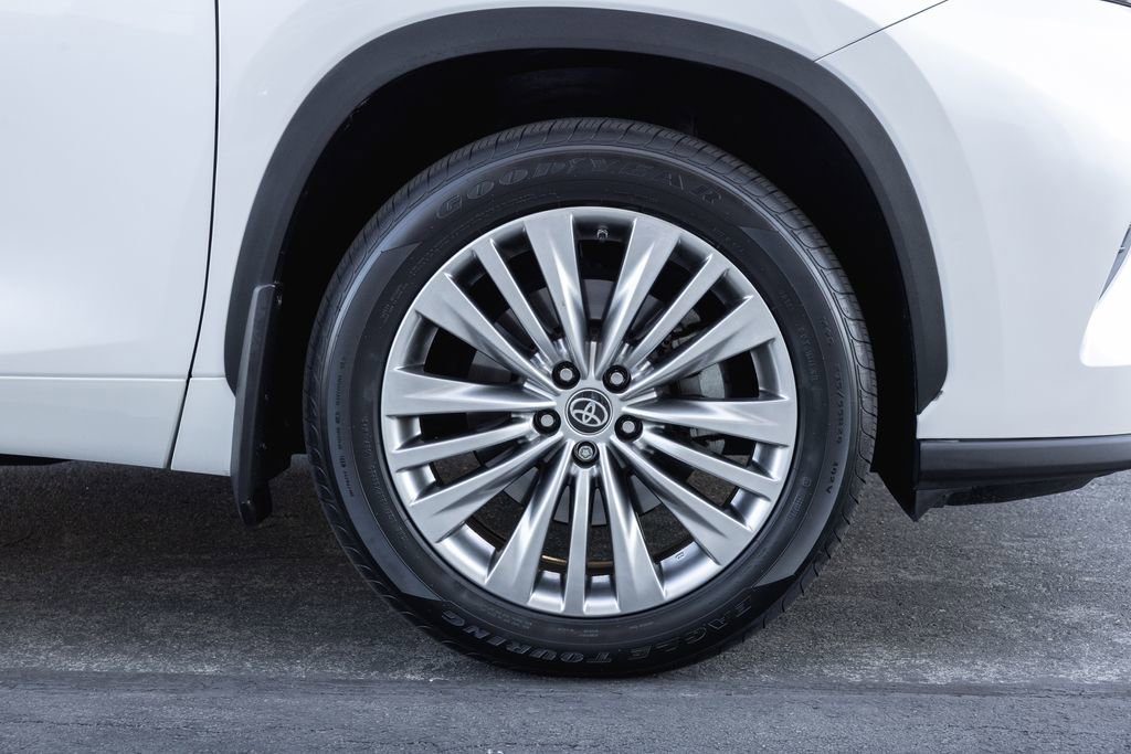 Used 2023 Toyota Highlander Platinum image 4