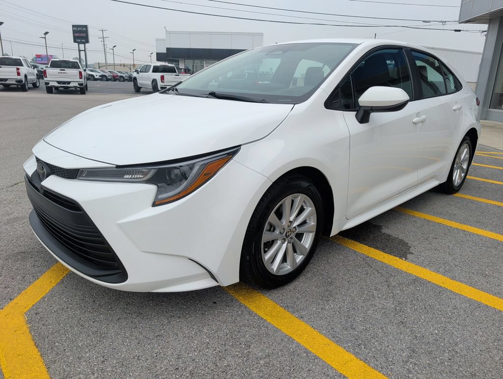 Used 2023 Toyota Corolla LE w/ LE Convenience Package FWD image 3