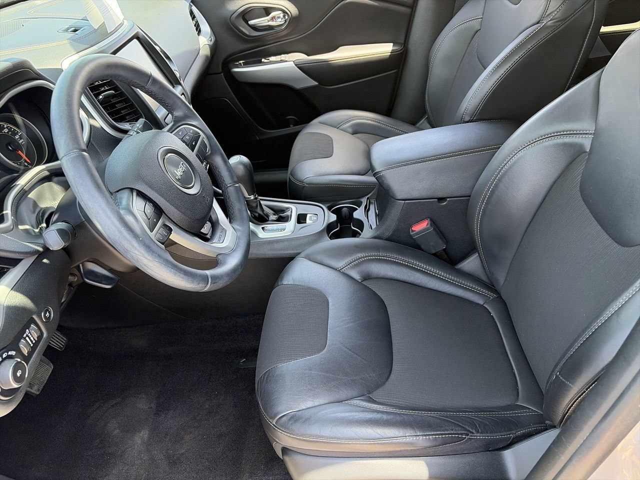 Used 2018 Jeep Cherokee Latitude Plus w/ Comfort/Convenience Group FWD image 18