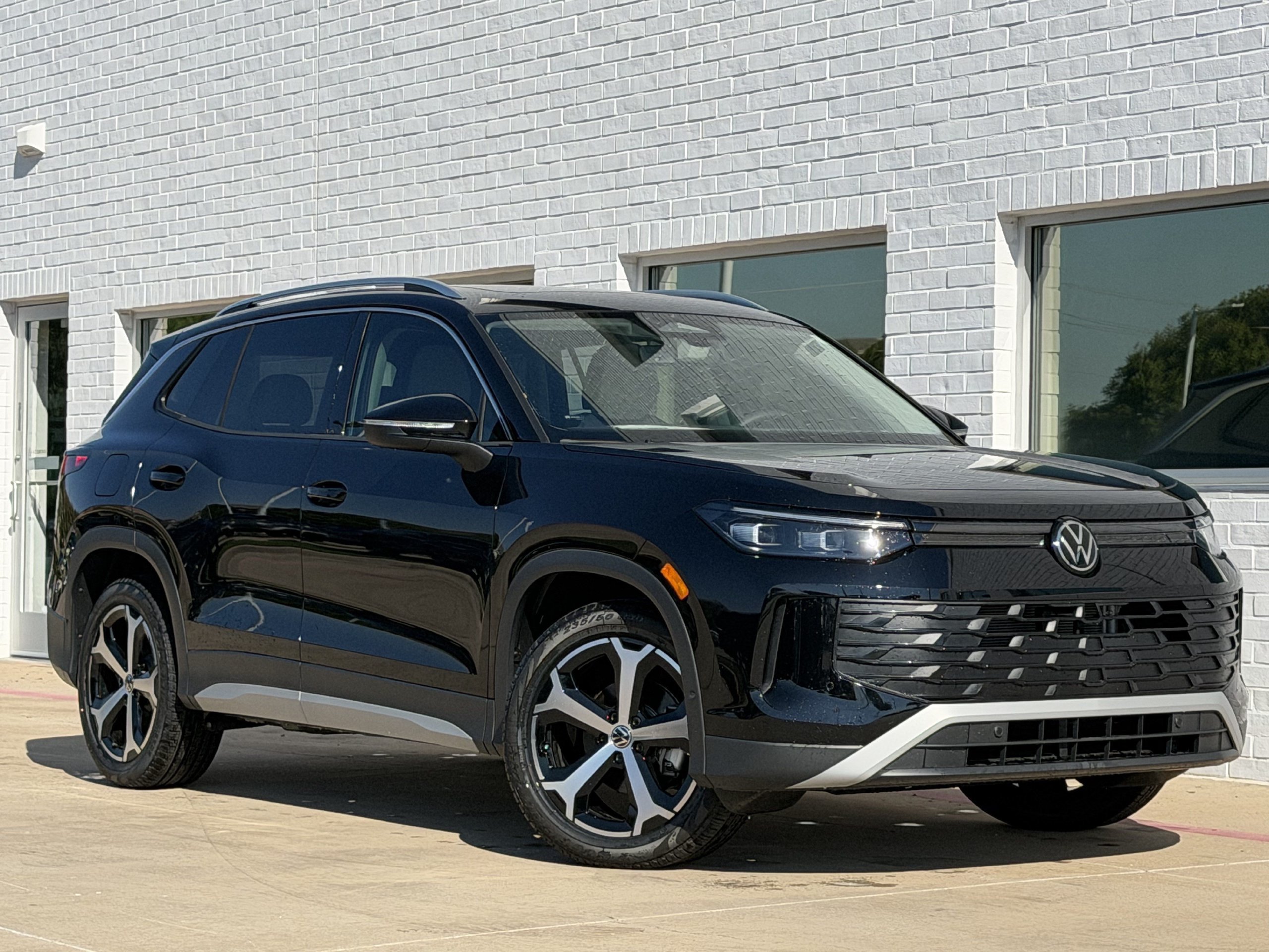 New 2026 Volkswagen Tiguan SE FWD image 2