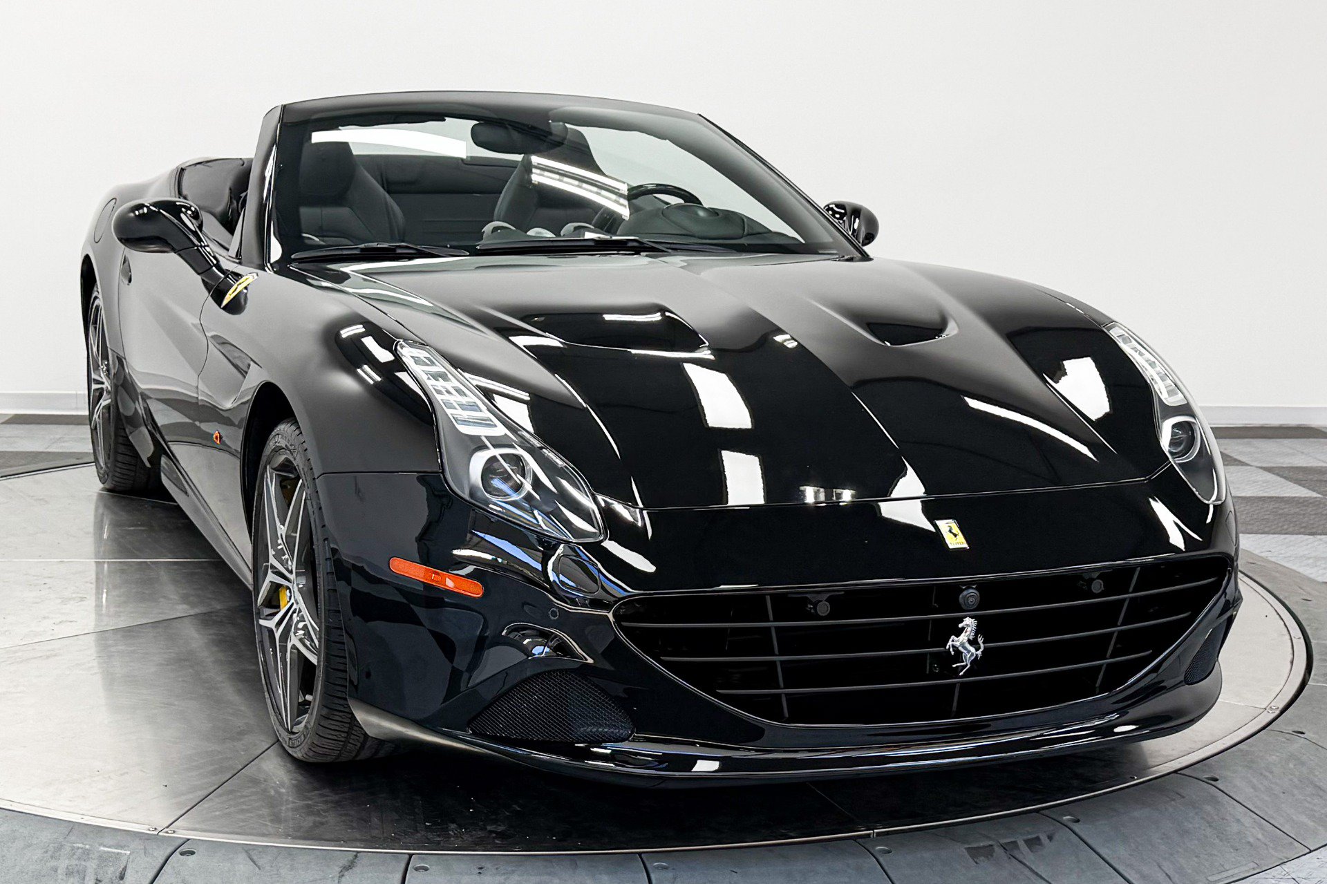 Used 2016 Ferrari California T RWD image 3