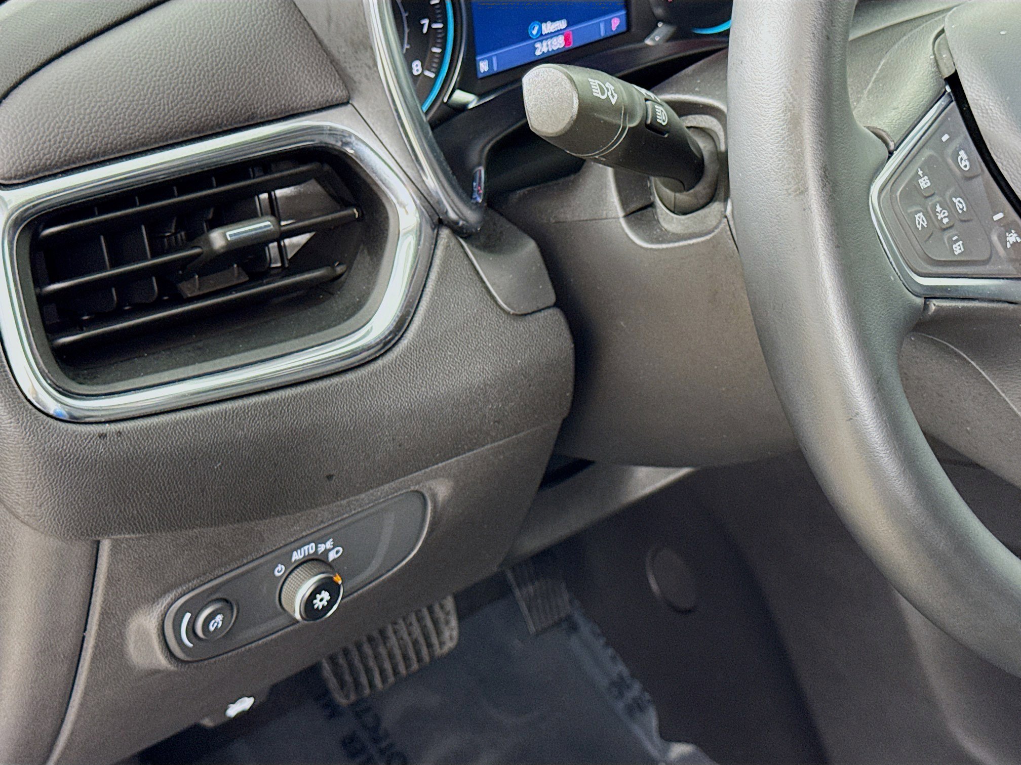 Used 2024 Chevrolet Equinox LT image 10