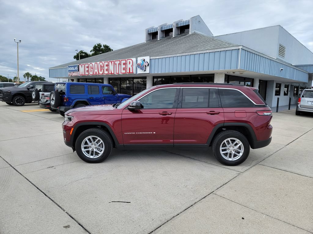 Used 2025 Jeep Grand Cherokee Laredo X w/ Luxury Tech Group I AWD/4WD image 4