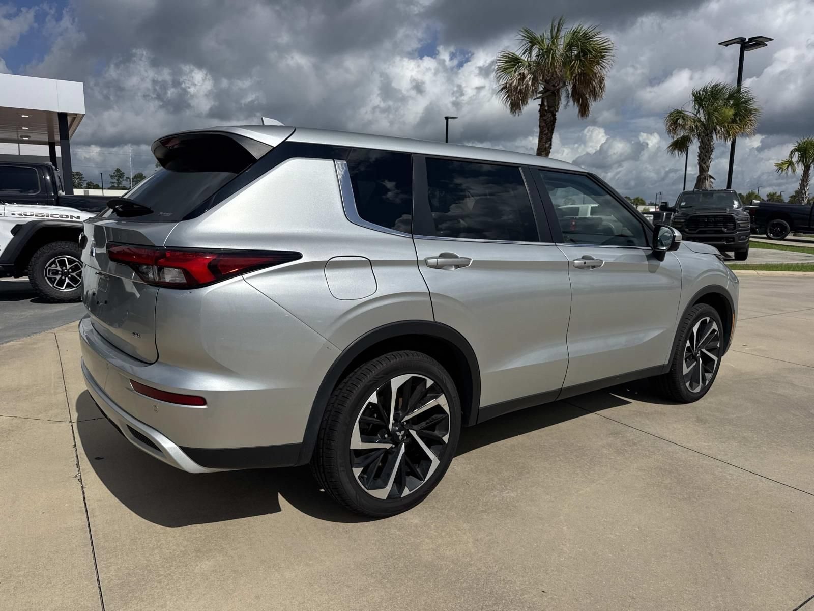 Used 2024 Mitsubishi Outlander SE AWD/4WD image 7