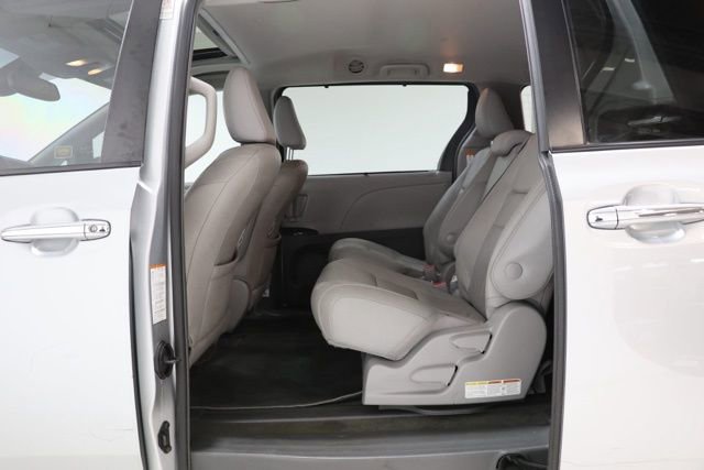 Used 2019 Toyota Sienna XLE FWD image 32