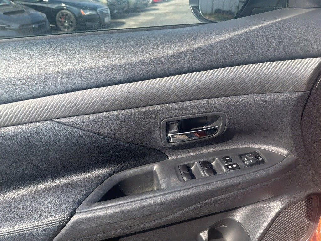 Used 2015 Mitsubishi Outlander SE image 9