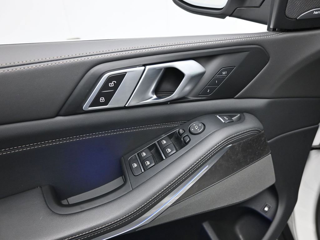 Used 2025 BMW X5 xDrive50e image 11