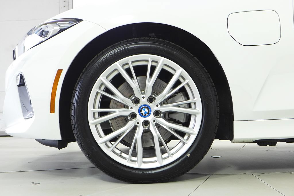 Used 2024 BMW 330e w/ Convenience Package RWD image 5