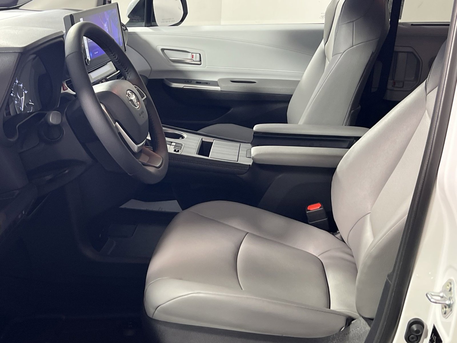 Used 2025 Toyota Sienna XLE image 13