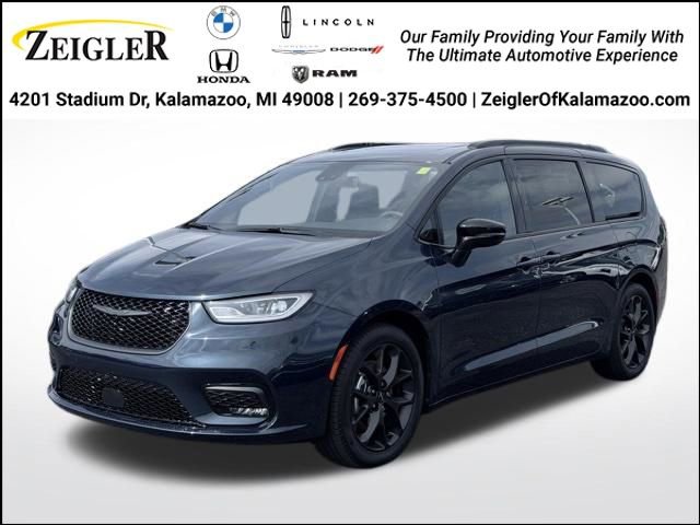 Used 2025 Chrysler Pacifica Limited FWD image 1