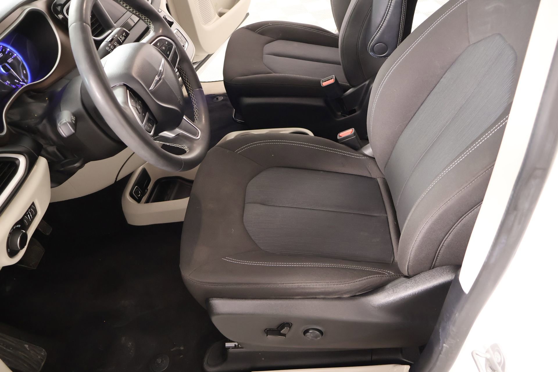 Used 2022 Chrysler Voyager LX image 10