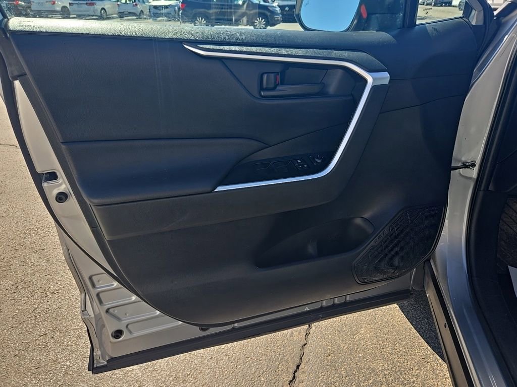 Used 2019 Toyota RAV4 LE image 12