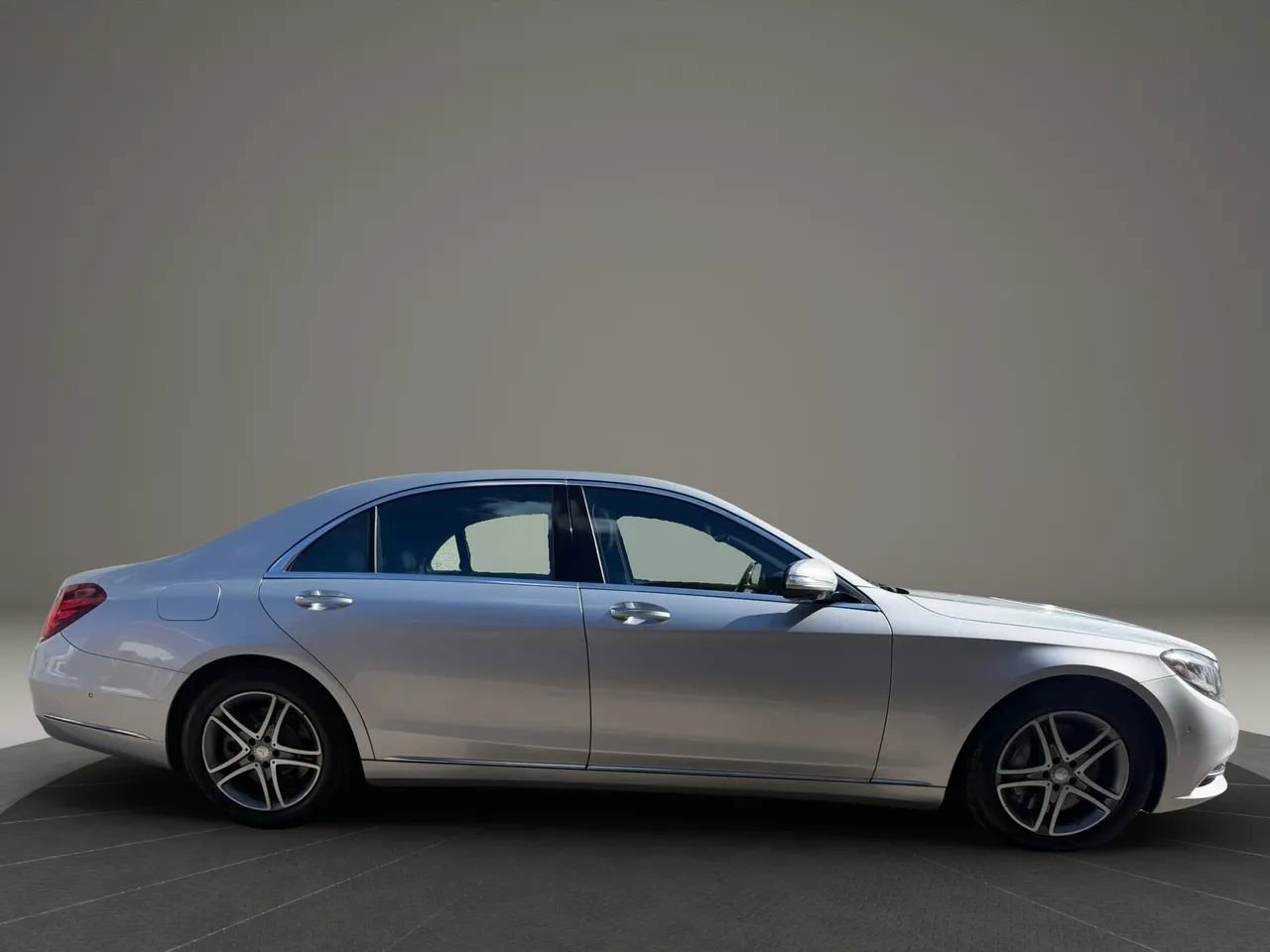 Used 2016 Mercedes-Benz S 550 4MATIC Sedan image 4