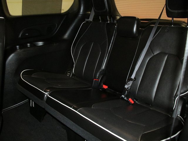 Used 2025 Chrysler Pacifica Limited image 14