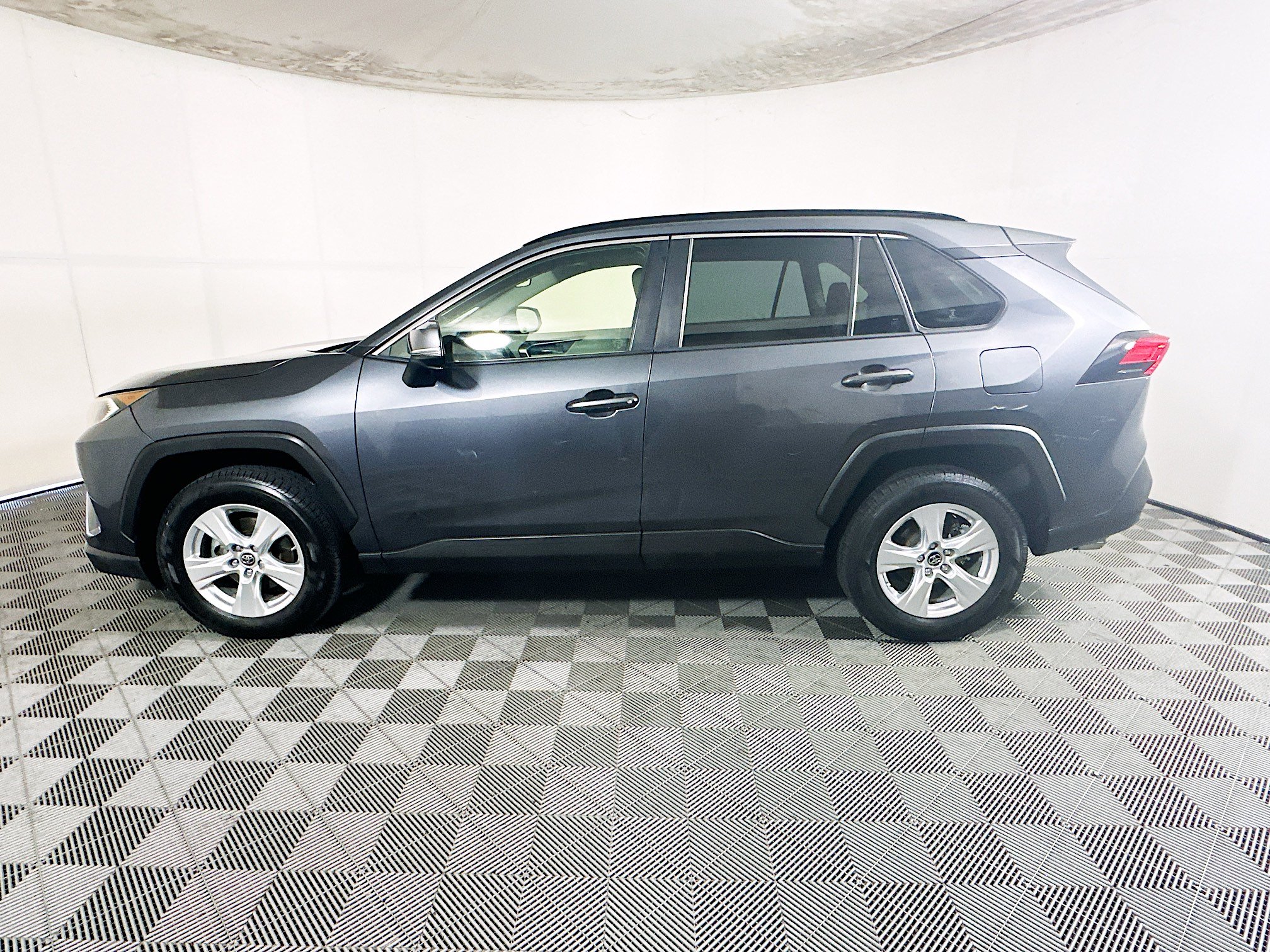Used 2019 Toyota RAV4 XLE w/ Convenience Package FWD image 6