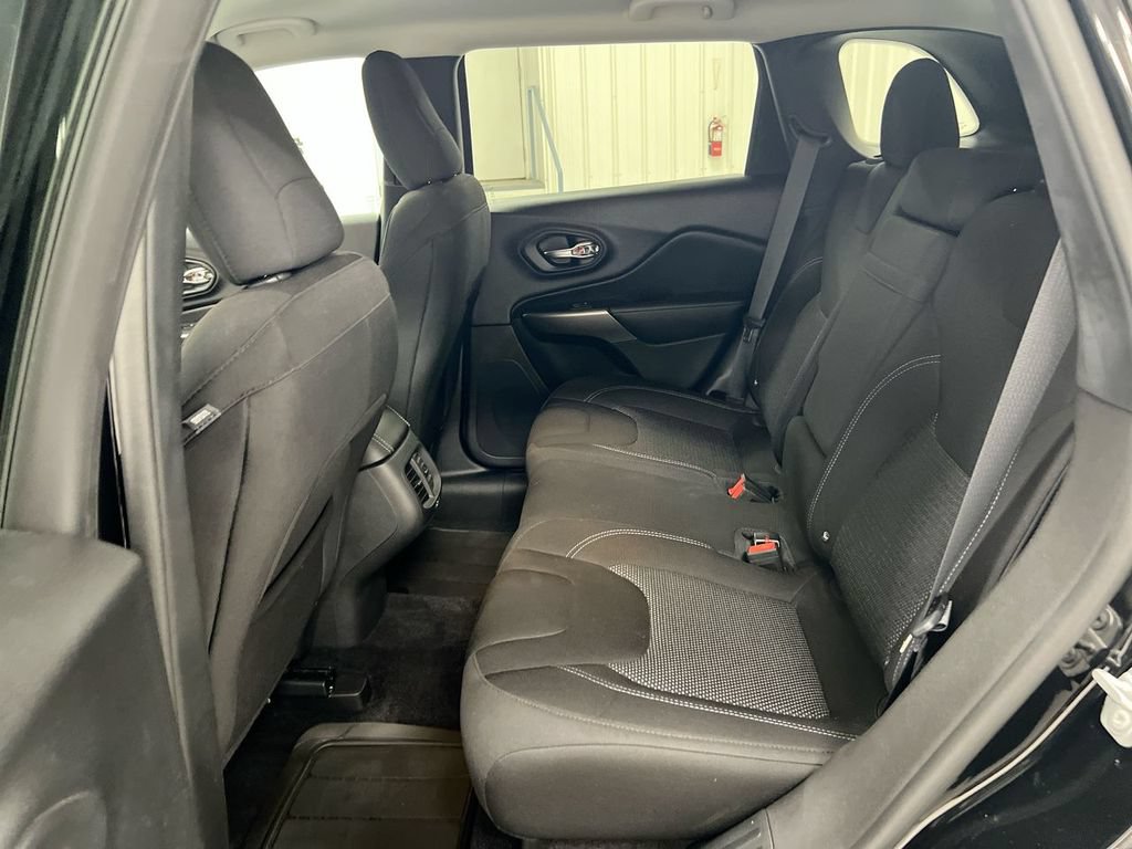 Used 2019 Jeep Cherokee Latitude w/ Popular Appearance Group AWD/4WD image 22