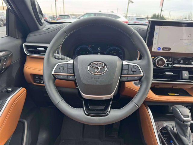 Used 2025 Toyota Highlander Platinum image 13
