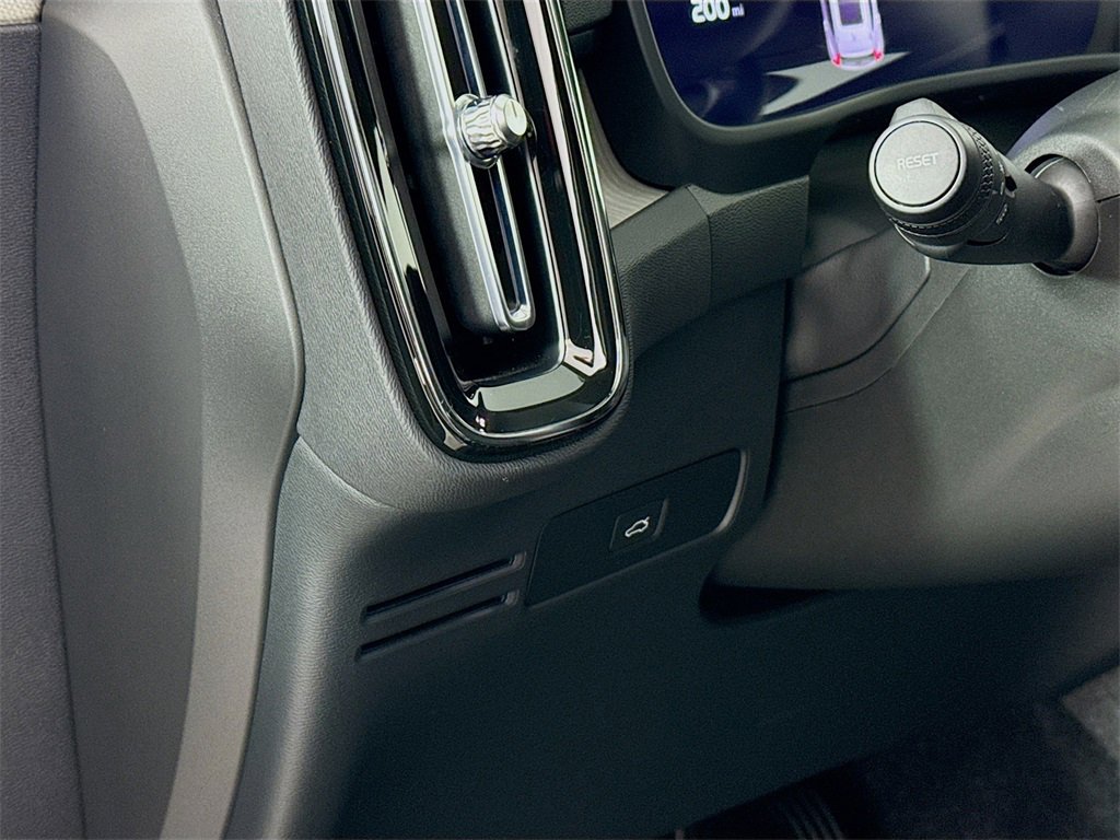 Used 2023 Volvo XC40 B5 Ultimate w/ Protection Package Premier image 11