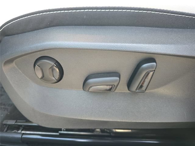 Used 2025 Volkswagen Taos SE FWD image 16
