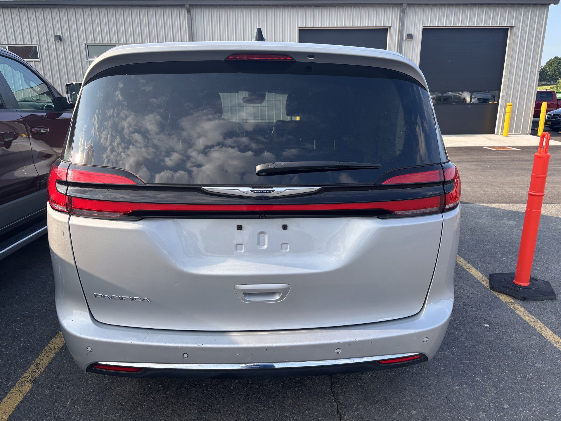 Used 2024 Chrysler Pacifica Touring-L FWD image 4