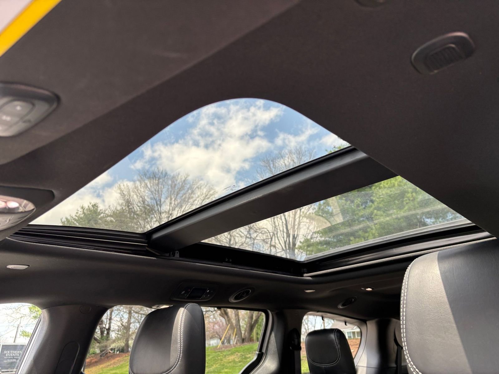 Used 2025 Chrysler Pacifica Limited image 32