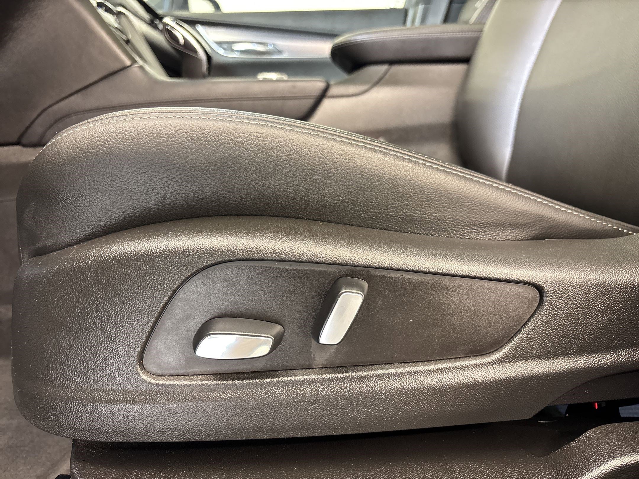 Used 2022 Cadillac XT6 Luxury w/ LPO, Floor Liner Package AWD/4WD image 13