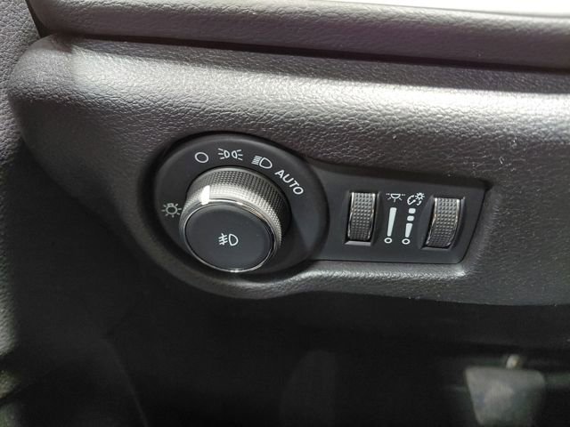 Used 2025 Chrysler Pacifica Select image 39