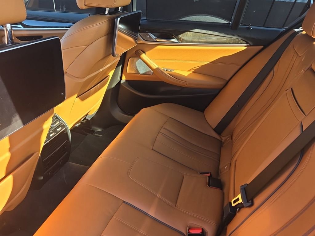 Used 2017 BMW 540i xDrive image 3