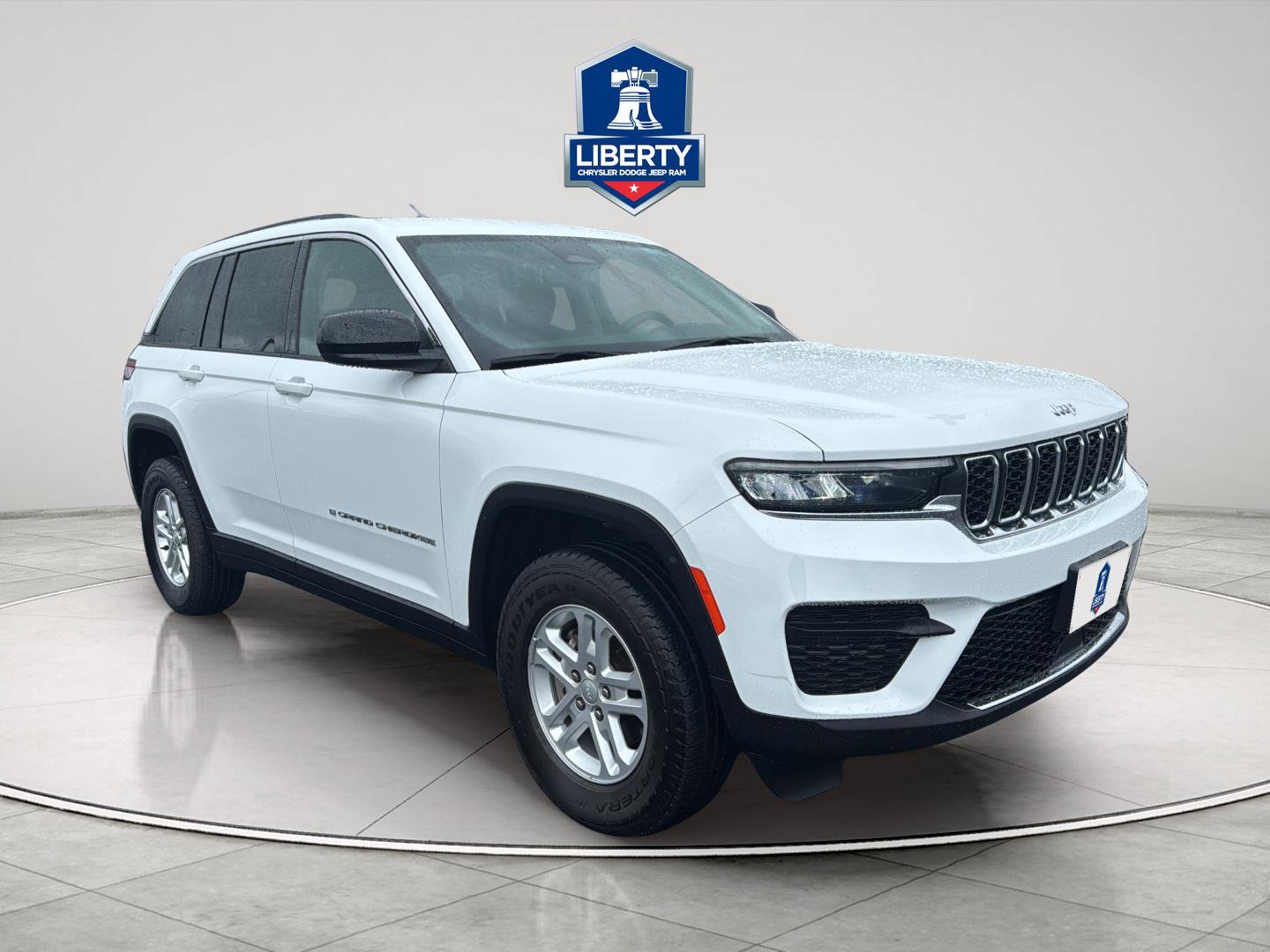 Used 2023 Jeep Grand Cherokee Laredo AWD/4WD image 16