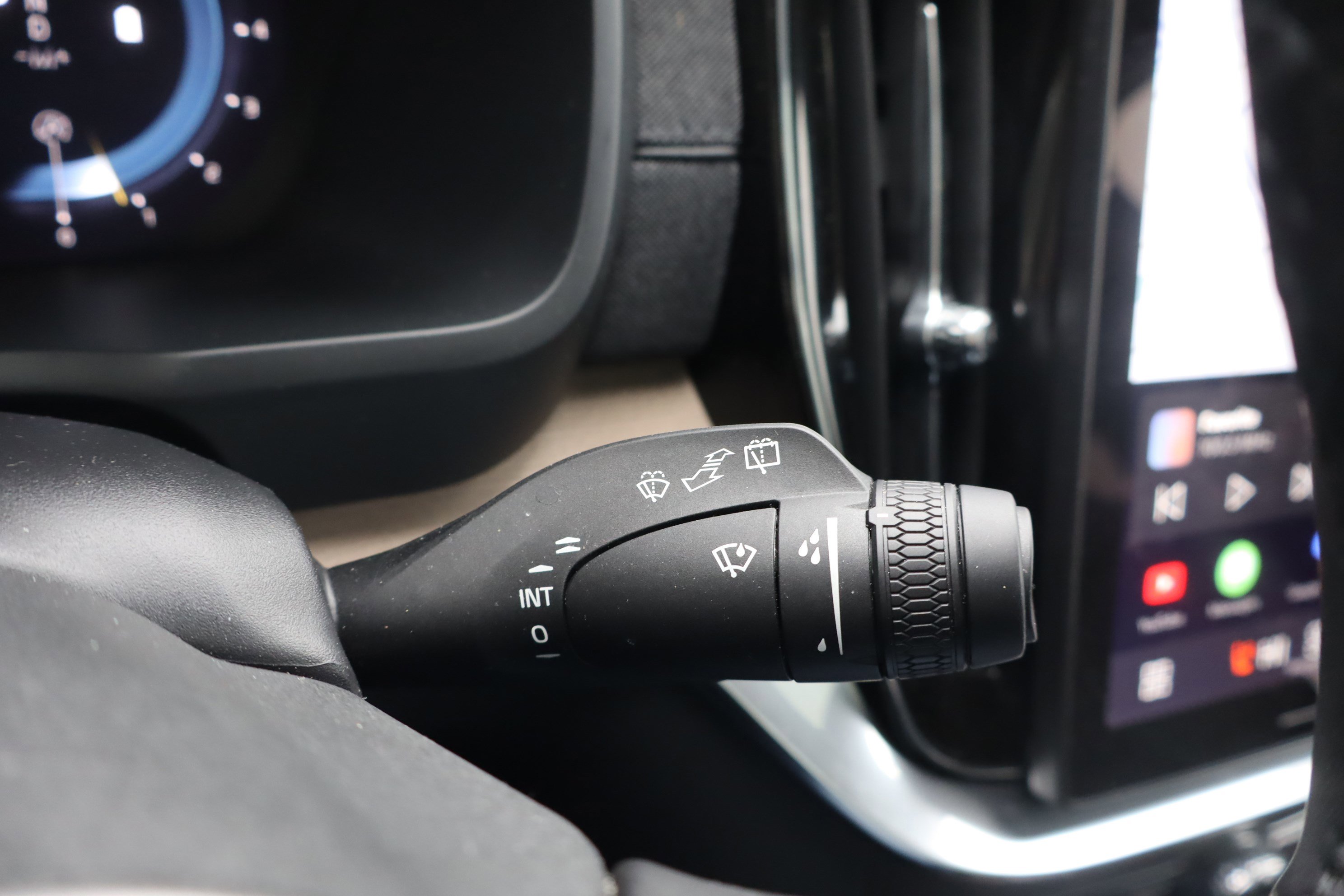 Used 2025 Volvo XC90 B6 Plus image 23