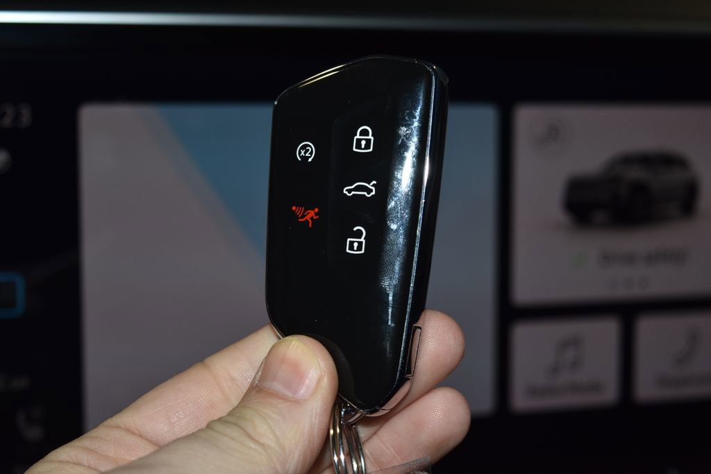 Certified 2025 Volkswagen Atlas SE image 14