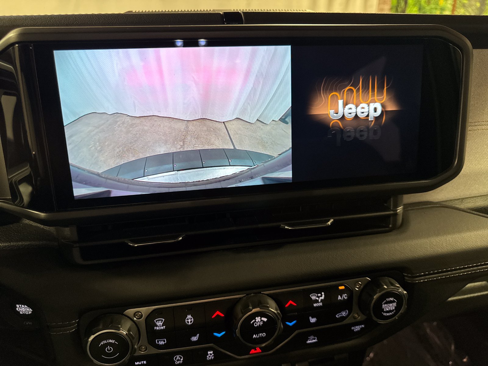 Used 2024 Jeep Wrangler Unlimited Sahara AWD/4WD image 22