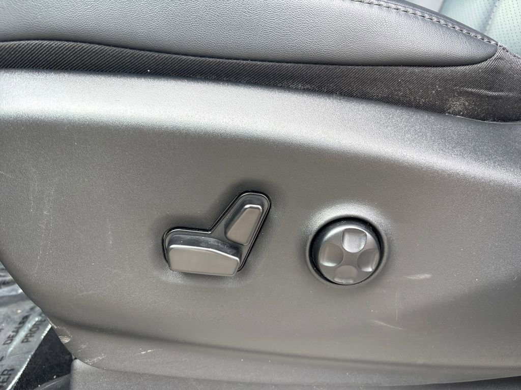 Used 2024 Chrysler Pacifica Touring-L FWD image 11