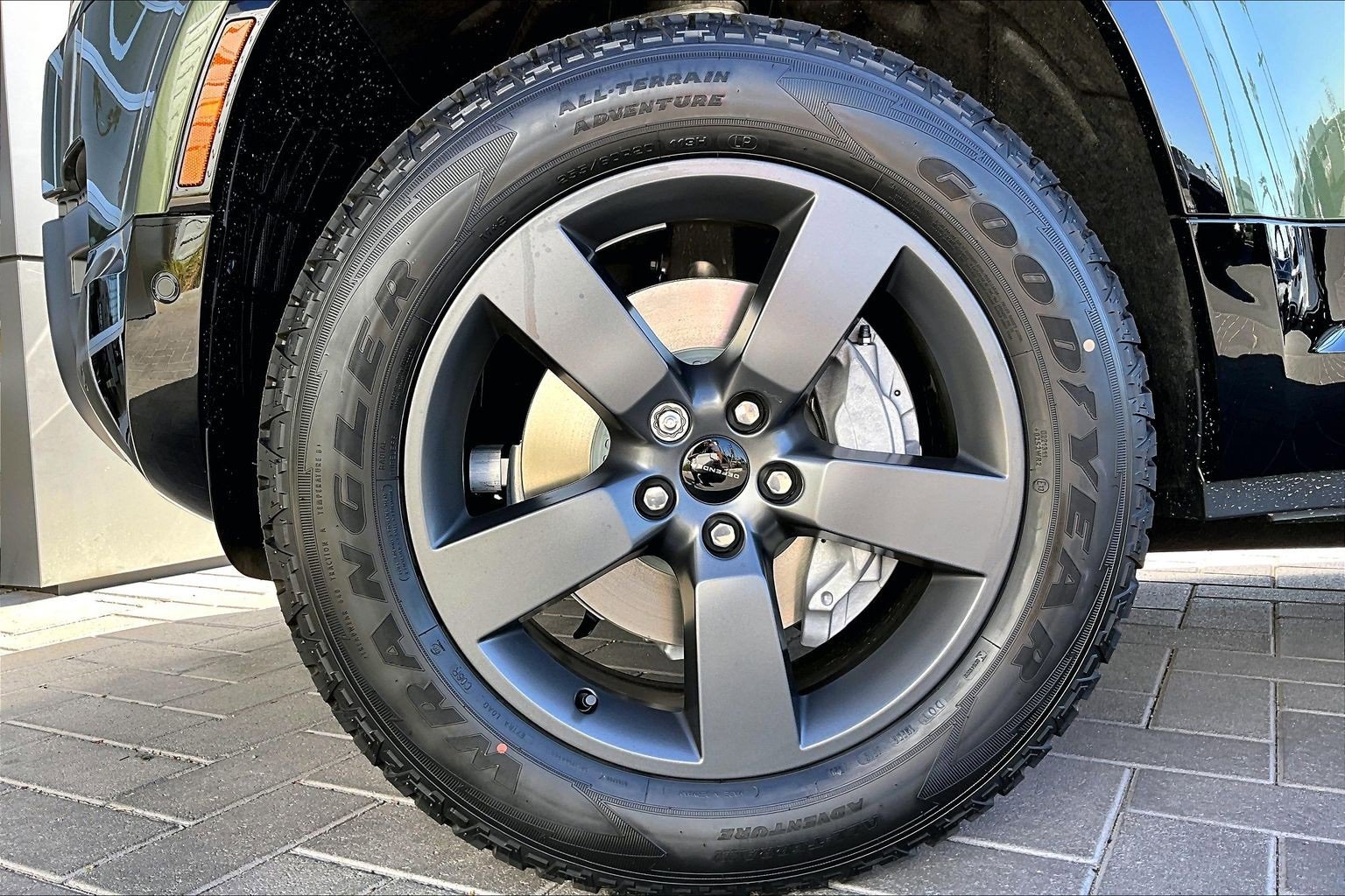 New 2026 Land Rover Defender 110 X-Dynamic SE image 12