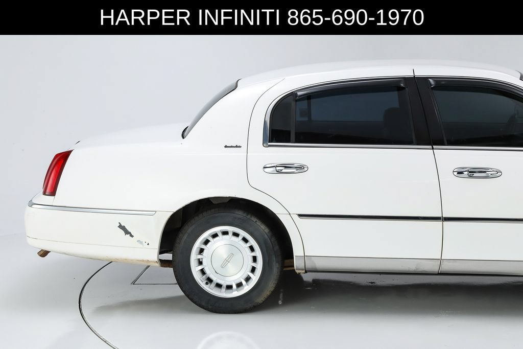 Used 2000 Lincoln Town Car Executive RWD image 46