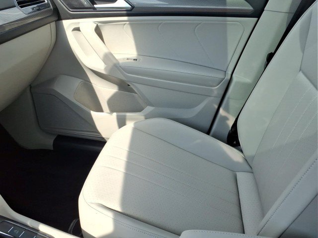 Certified 2024 Volkswagen Tiguan SE AWD/4WD image 17