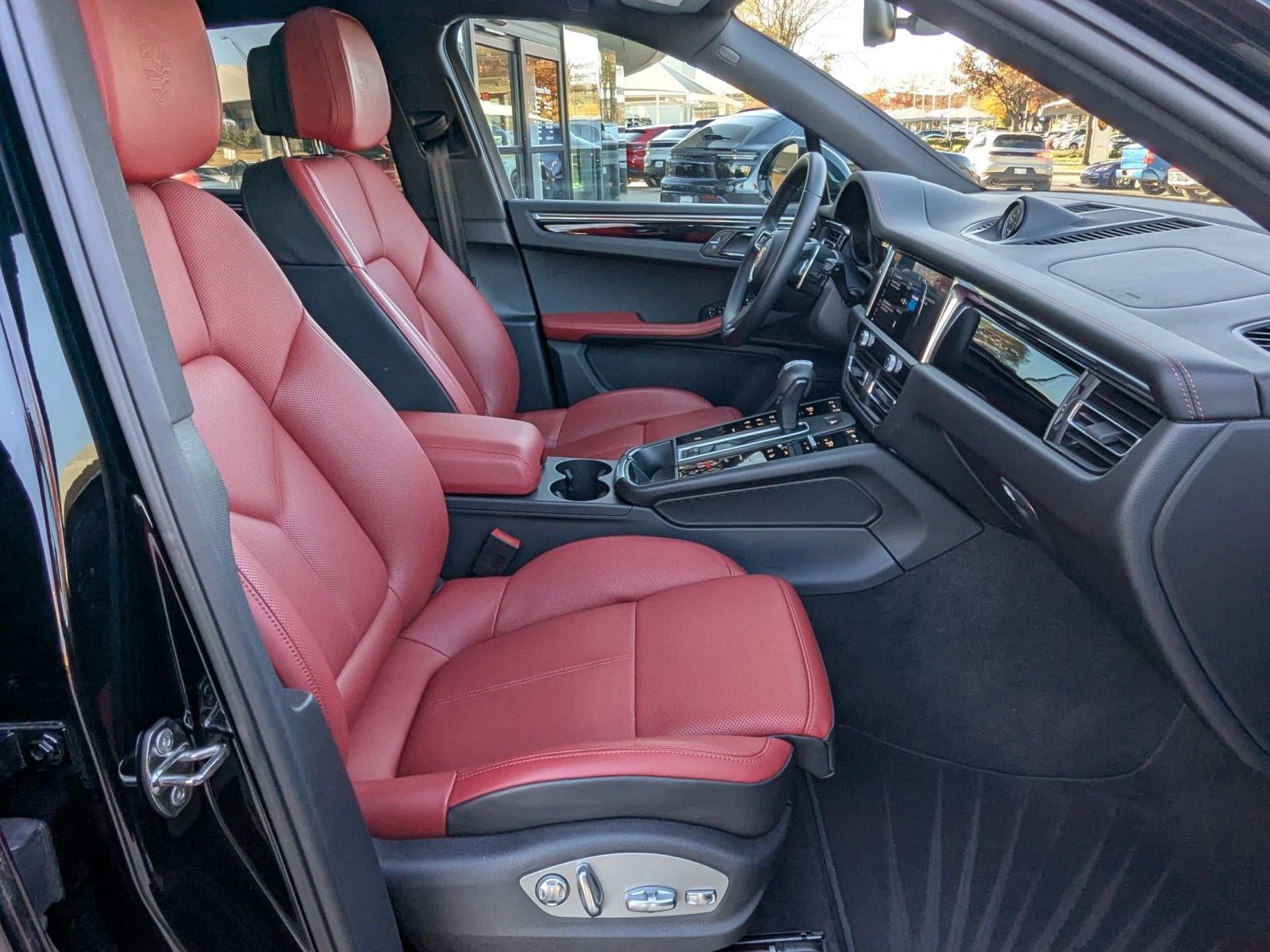 Used 2025 Porsche Macan image 25