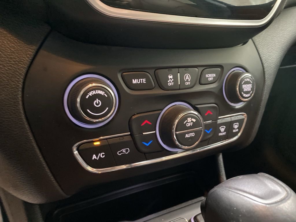 Used 2019 Jeep Cherokee Overland image 31