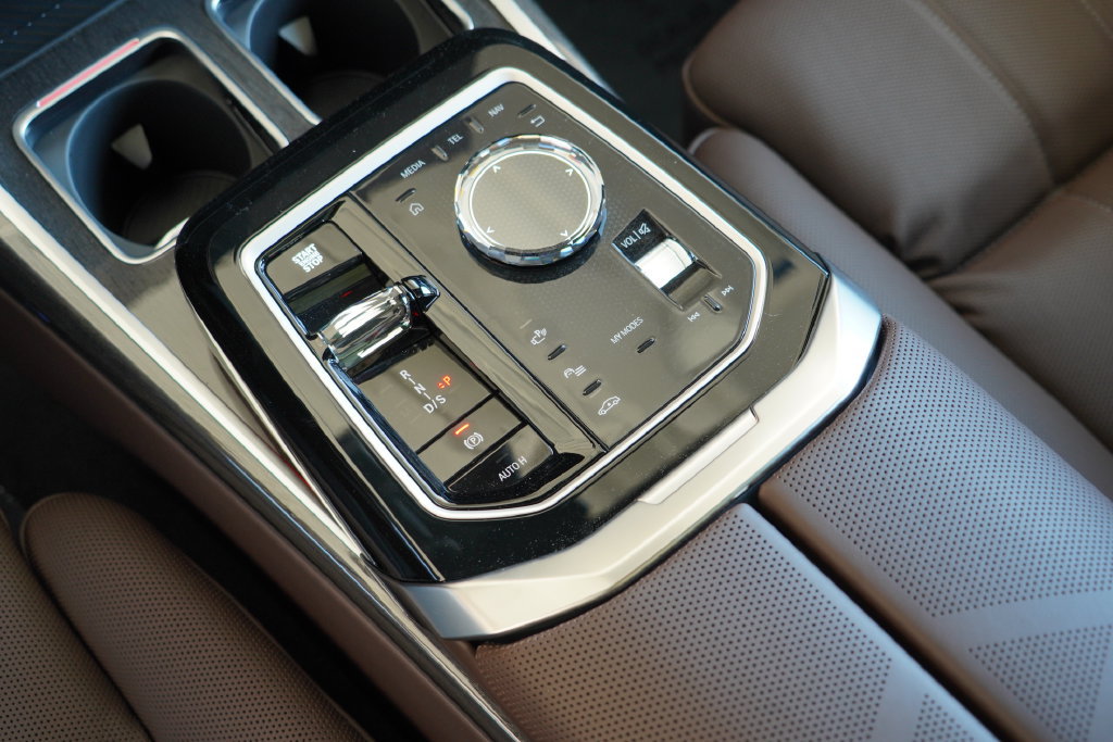 New 2026 BMW 750e xDrive w/ Premium Package AWD/4WD image 27